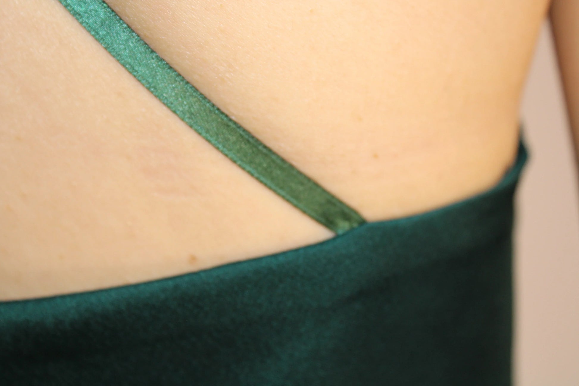 Abito_Emerald_Midi_Verde_Aelora_Spallina